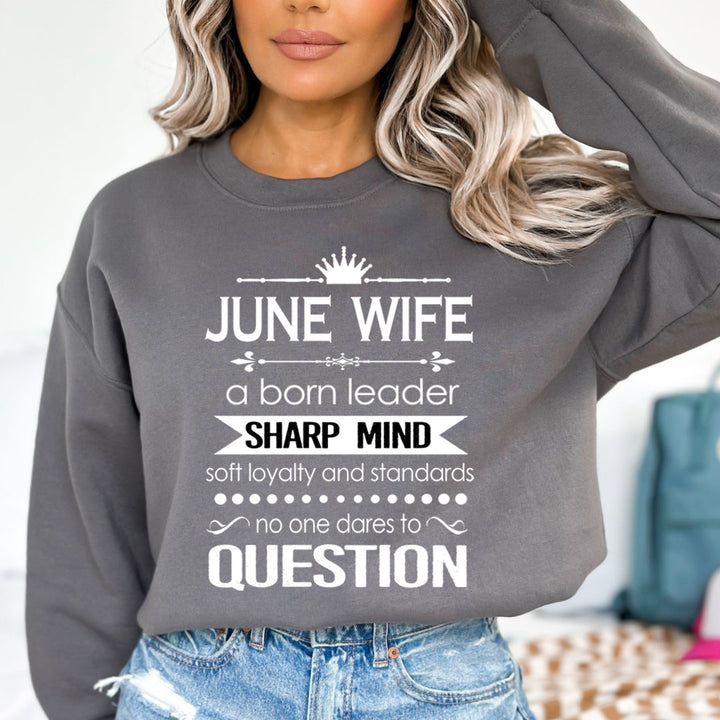 June Wife Sharp Mind - Sweatshirt & Hoodie